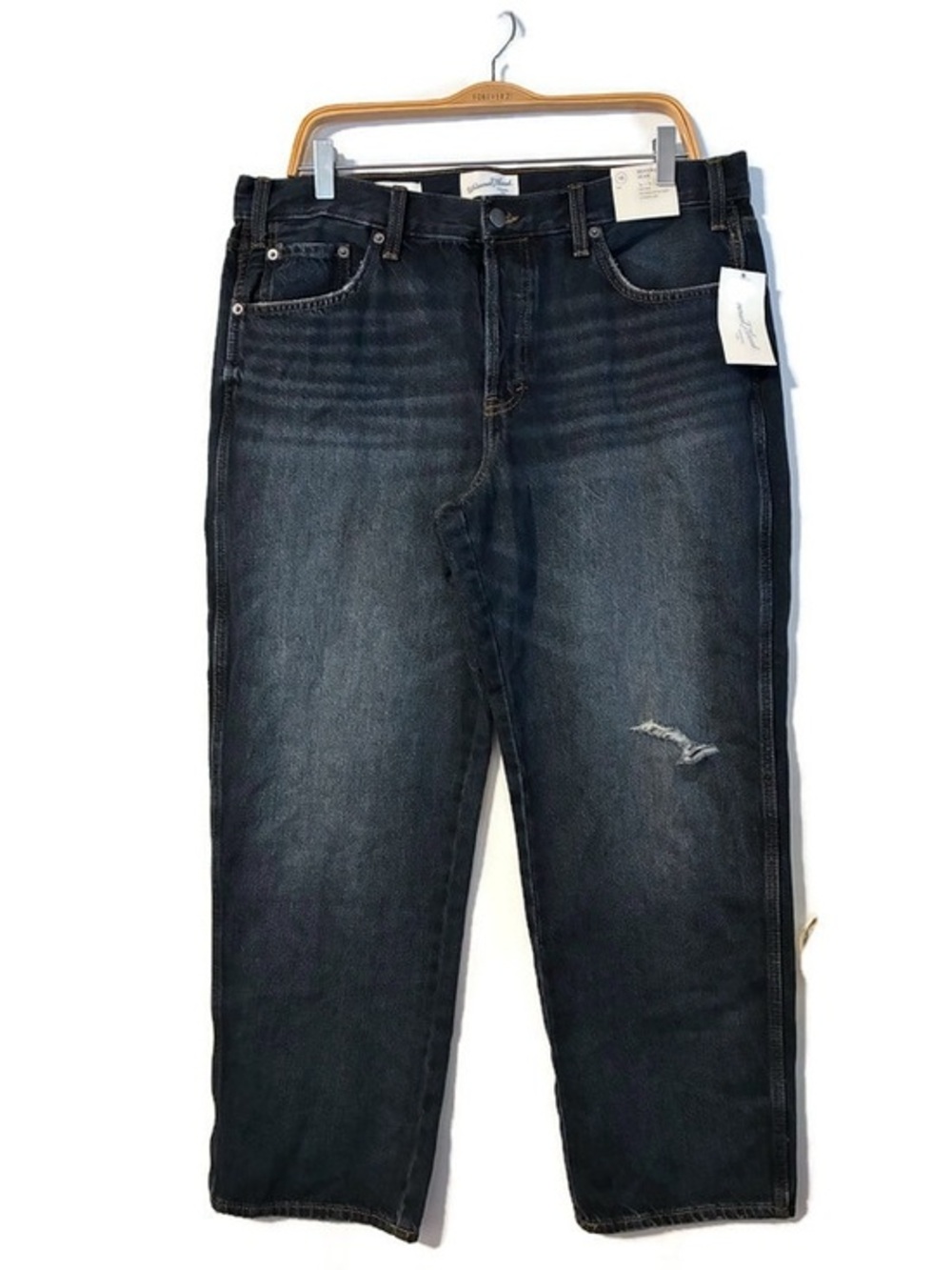 NWT Universal Thread Mid Rise Distressed Boyfriend Jeans Women’s size 12 31